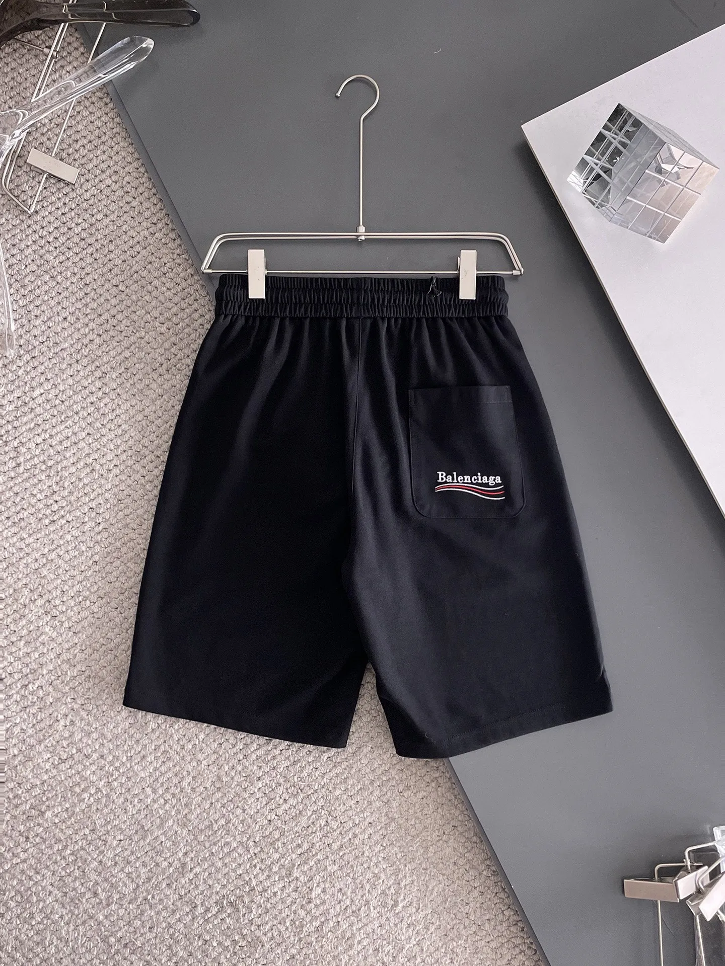 Balenciaga's three-standard complete 2025 summer New Arrival men's casual shorts, advanced custom-made Breathable fabric, Breathable fabric, extremely stretchy and comfortable, impeccable details, top-grade accessories, original logo design concept, delicate and soft feel! The upper body fit is awesome! Size: M-XXXL Please state your height and weight when ordering